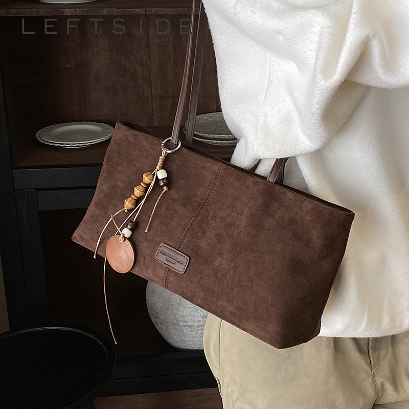Women Bags 2026 Trends - LEFTSIDE Retro Wildleder Schultertasche mit Holzperlen-Anhänger