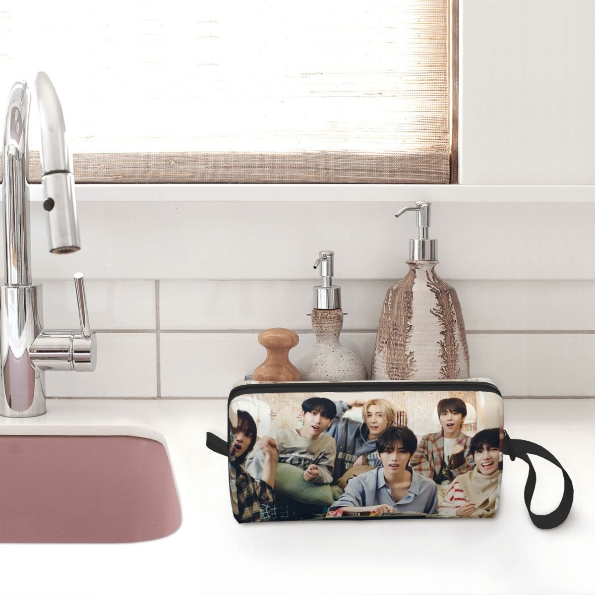 Boy Next Door KPOP Make-up-Tas – Women Bags Next Bewertung und Preis